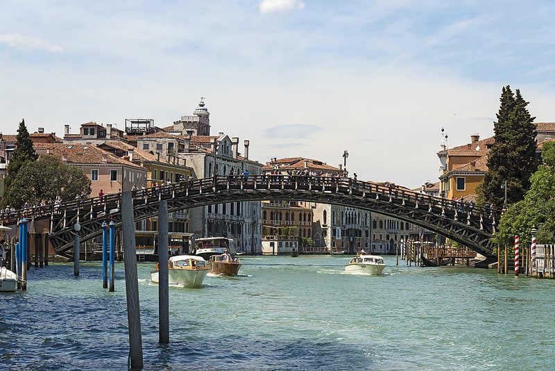 Puente en arco en Venecia, Italia