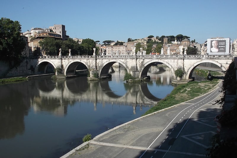 Puente en arco en Roma, Italia