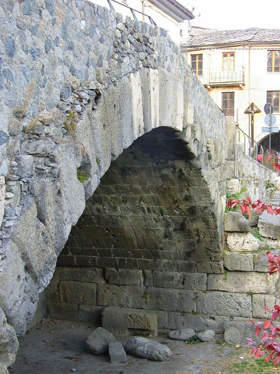Segmental arch bridge