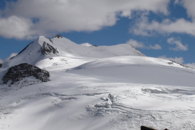 Cumbre alpina con un ascenso desafiante