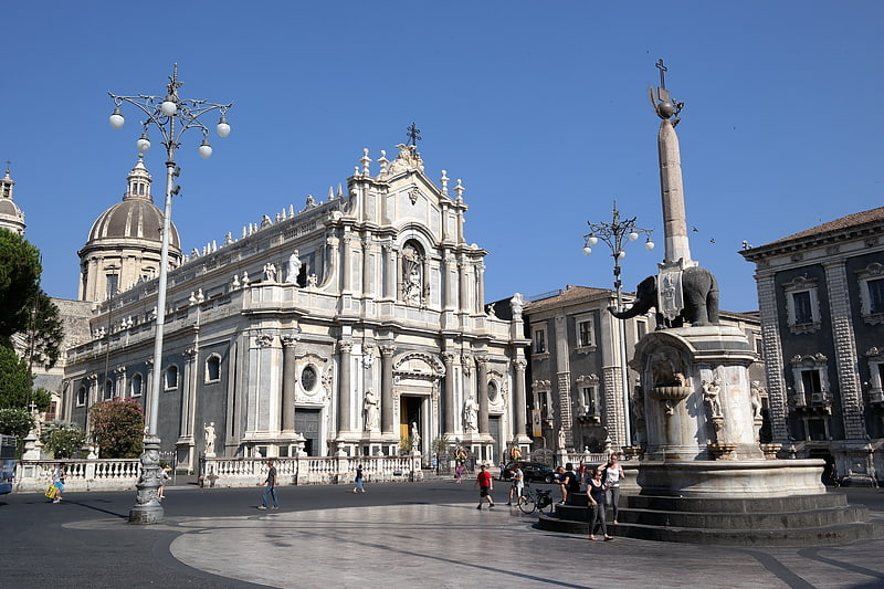 Una enorme catedral con una fachada barroca