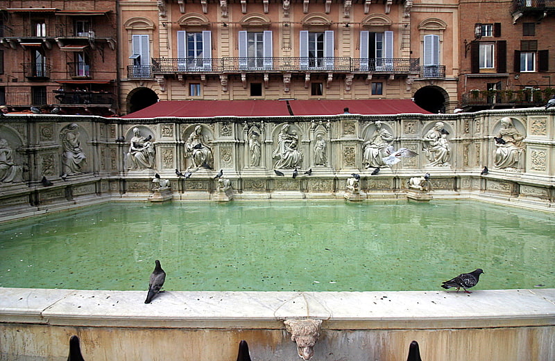 Fontaine historique avec reliefs et statues