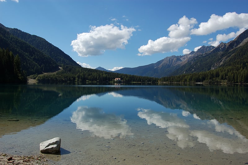 Lago alpino con alojamiento y recreo