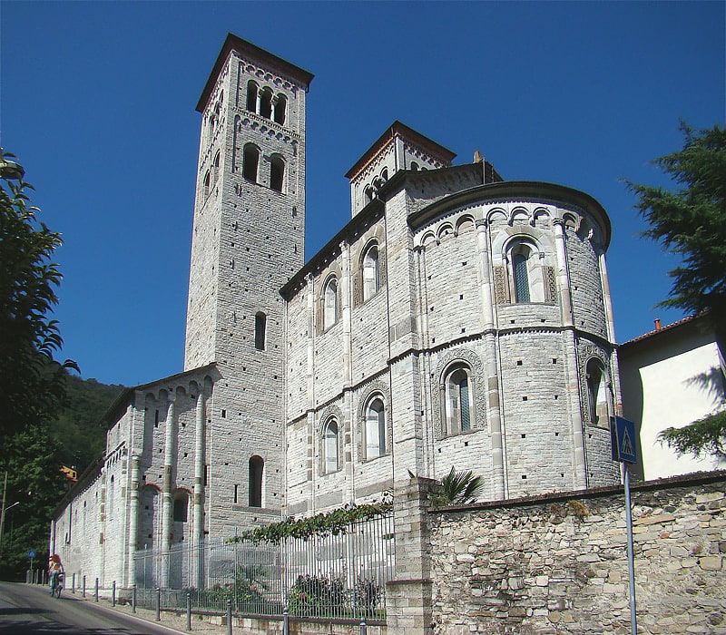 Historische Kirche mit 2 Glockentürmen
