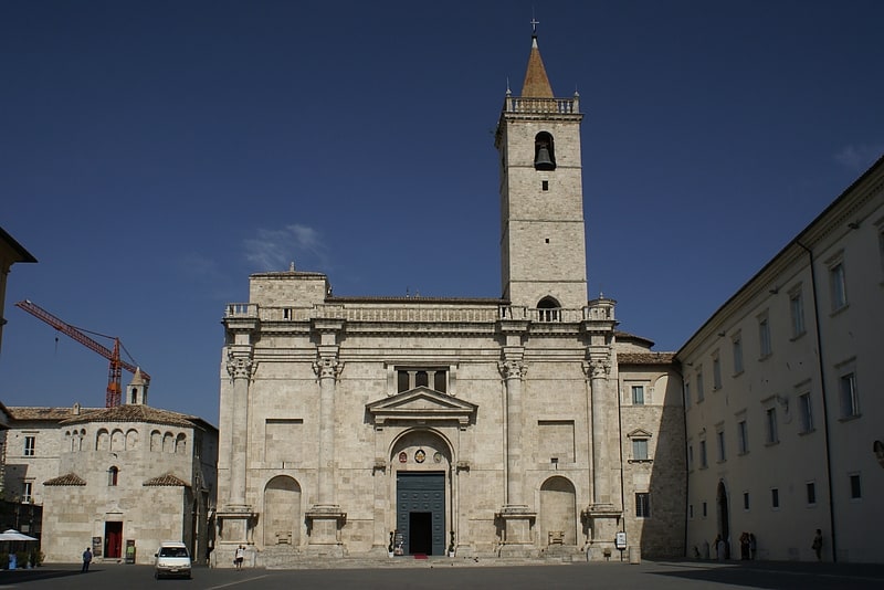 Catedral en Ascoli Piceno, Italia