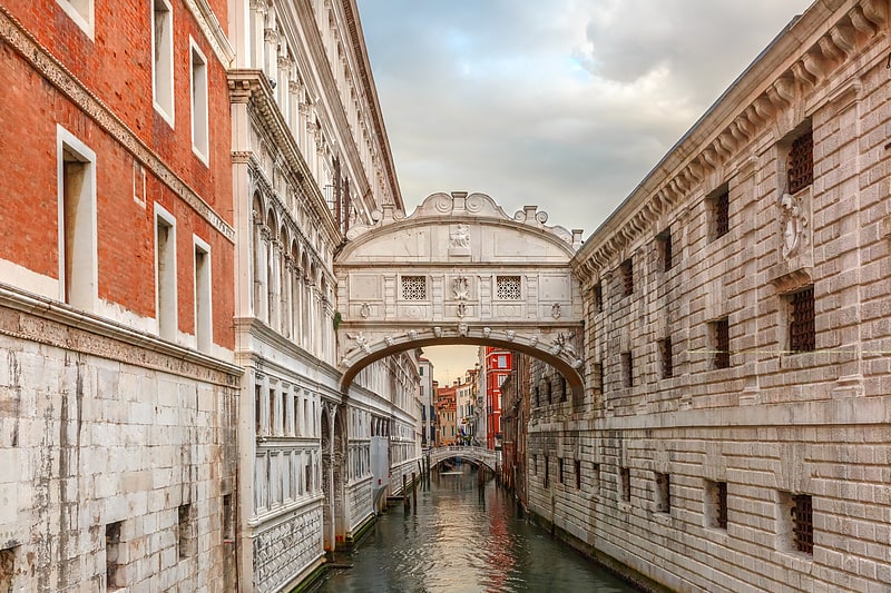 Puente en arco en Venecia, Italia
