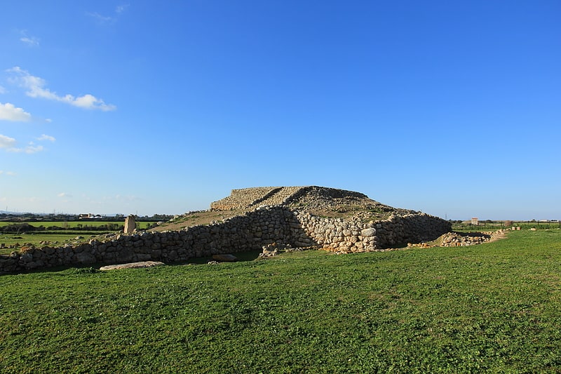 Site archéologique au sommet d'une colline paisible