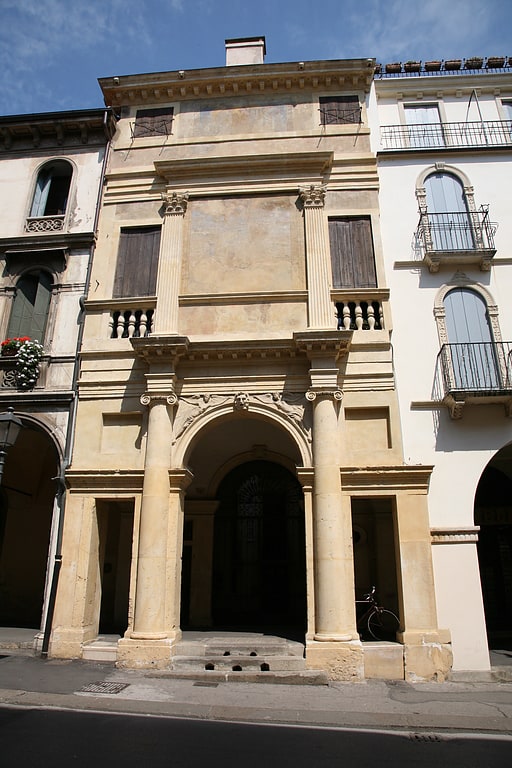 Palacio del siglo XVI con columnas iónicas
