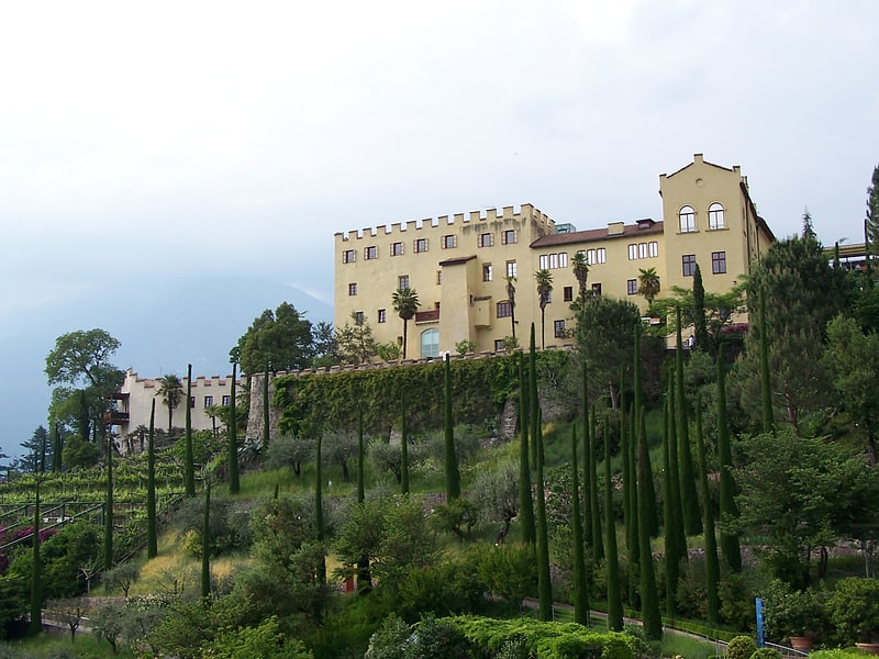 Château avec un musée et des jardins pittoresques