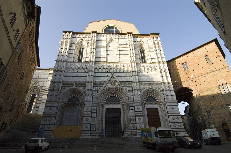 Budynek katedry z freskami i chrzcielnicą