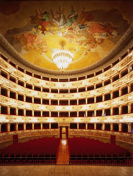 Salle de spectacles à Fermo, Italie