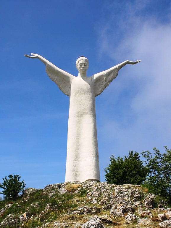 Estatua emblemática de Jesucristo en la cima de la colina