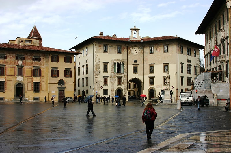 Plaza renacentista con la estatua de los Medici