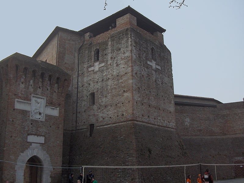 Castillo medieval con mercado y exposiciones
