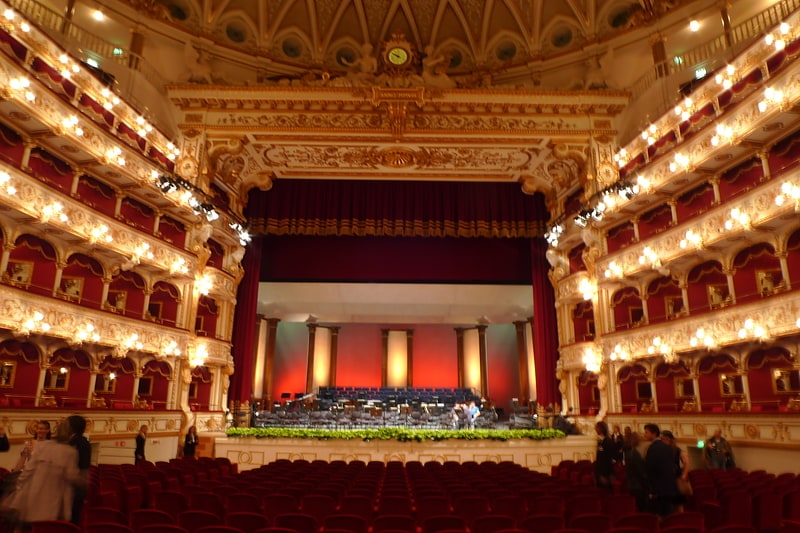 Opernhaus in Bari, Italien