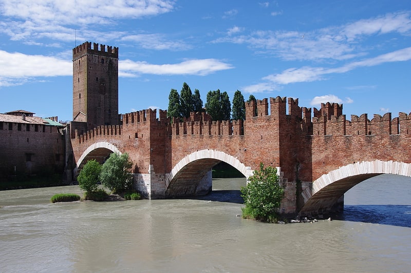 Puente en arco en Verona, Italia