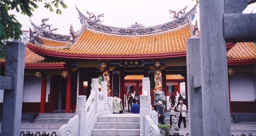 Sanctuaire confucéen avec des objets chinois
