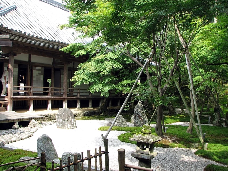 Templo Zen con un tranquilo jardín de rocas