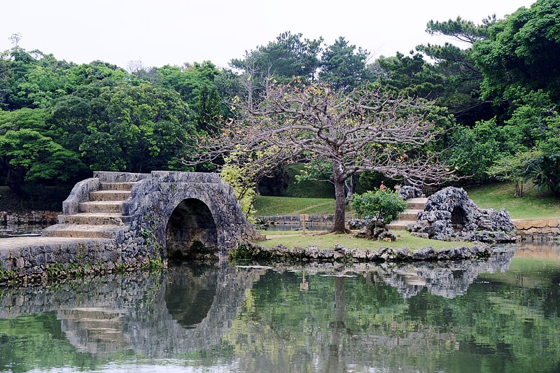 Friedliche Gärten und Gebäude aus der Ryukyu-Ära
