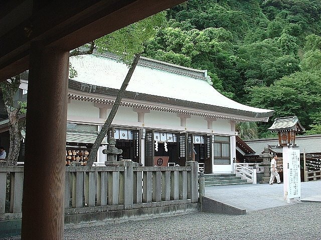Shinto-Schrein mit einem vogelförmigen Baum