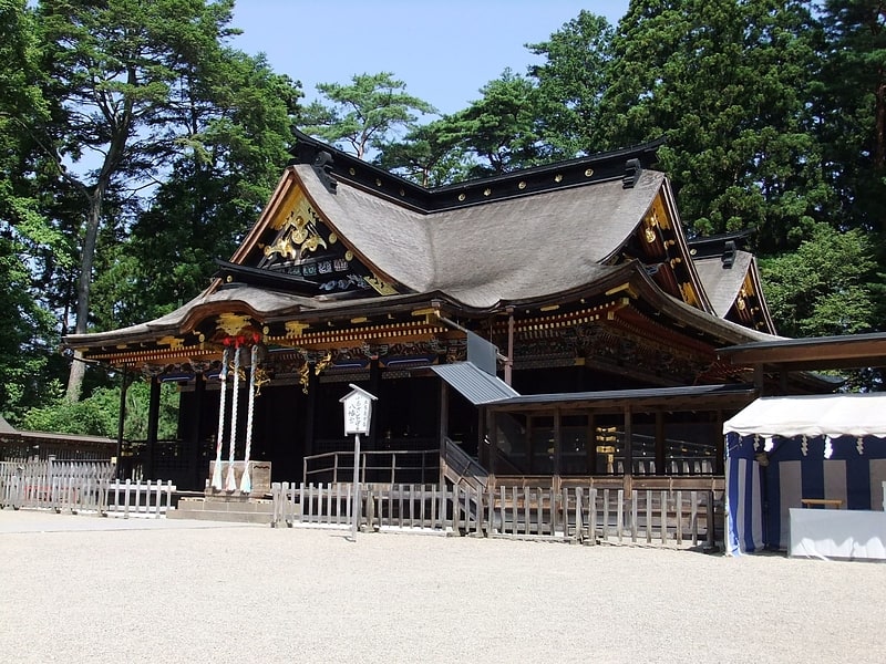 Sanctuaire shinto historique sur un terrain serein
