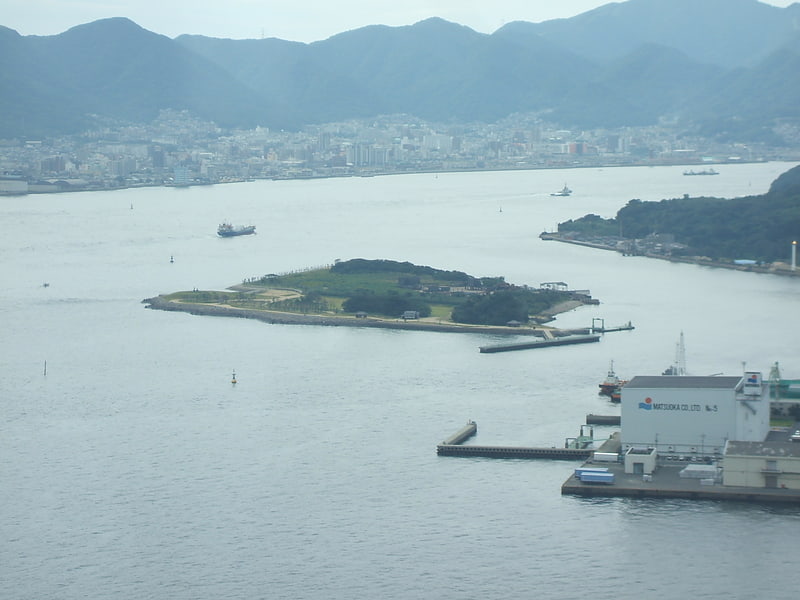 Kleine Insel mit Samurai-Denkmalen