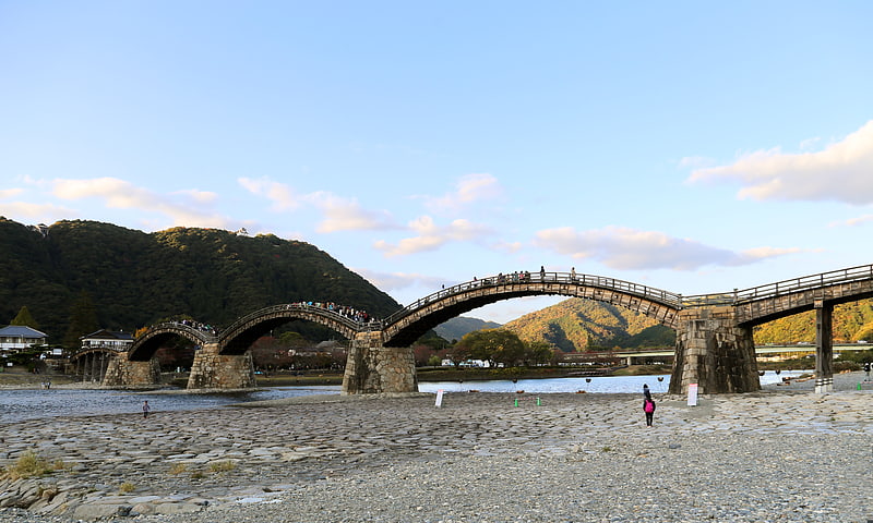 Puente en arco en Iwakuni, Japón