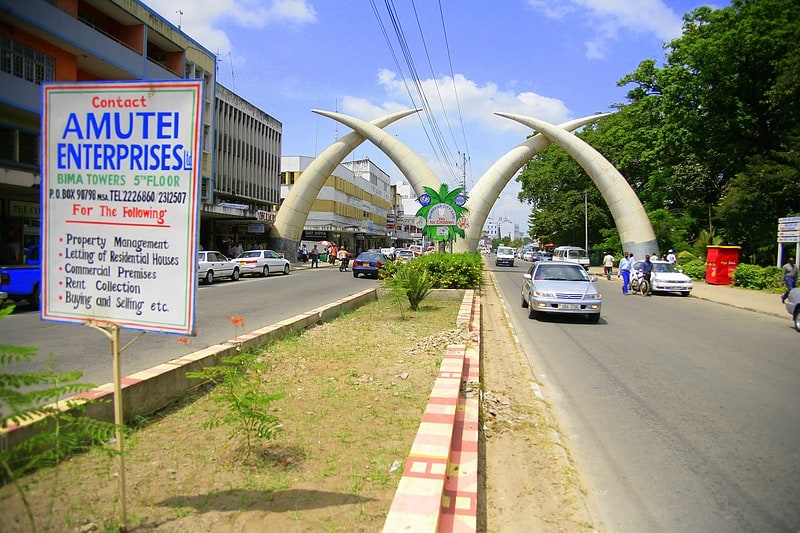Thoroughfare in Mombasa, Kenya