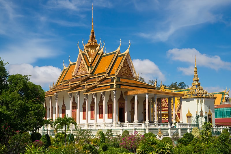 Tempel des Königspalastes mit juwelenbesetzten Buddhas