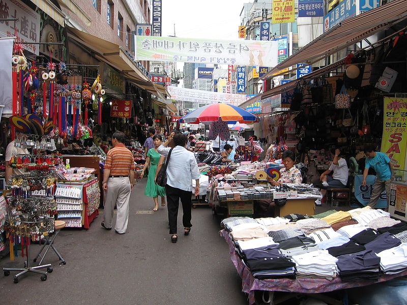 Ausgedehnter traditioneller Marktplatz