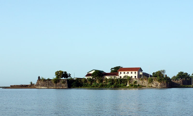 Ruinen einer 1628 erbauten Festung am Wasser