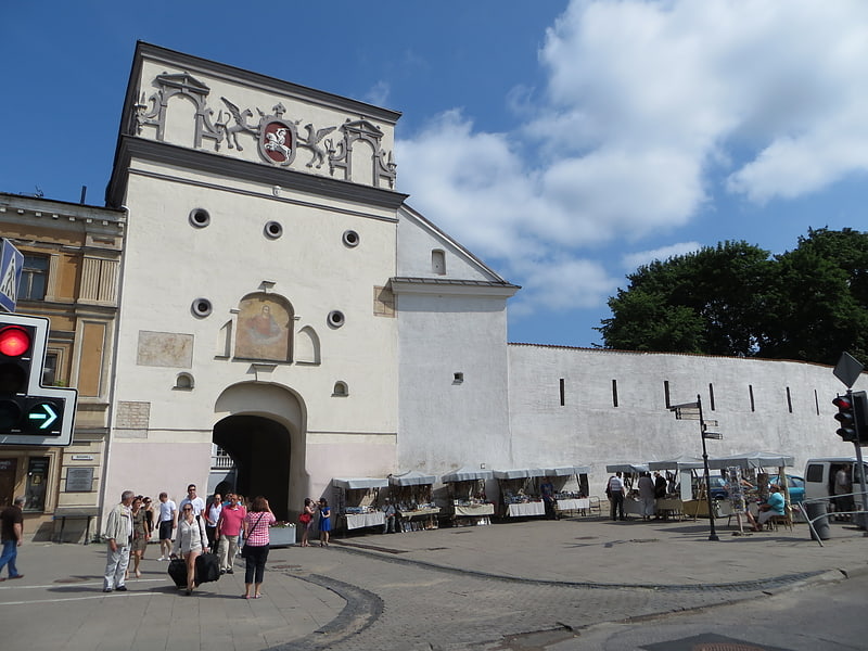 Puerta de la ciudad del siglo XVI y sitio religioso