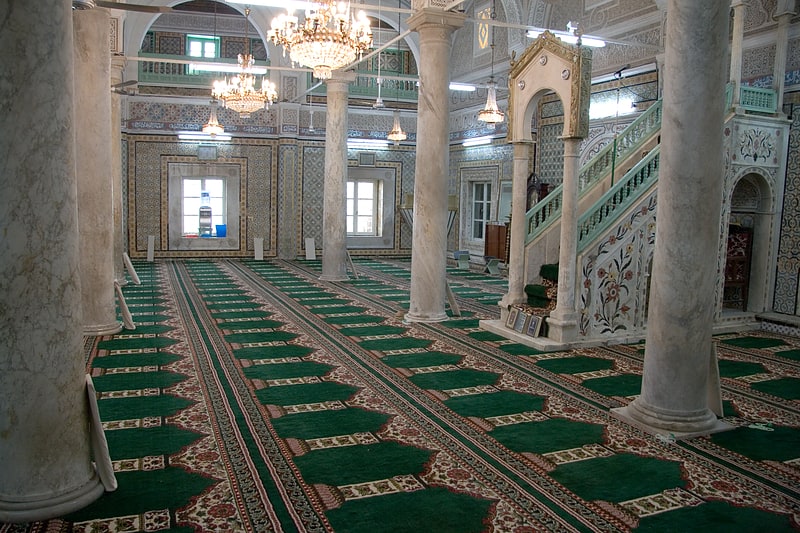 Mosquée historique avec des détails ornementaux