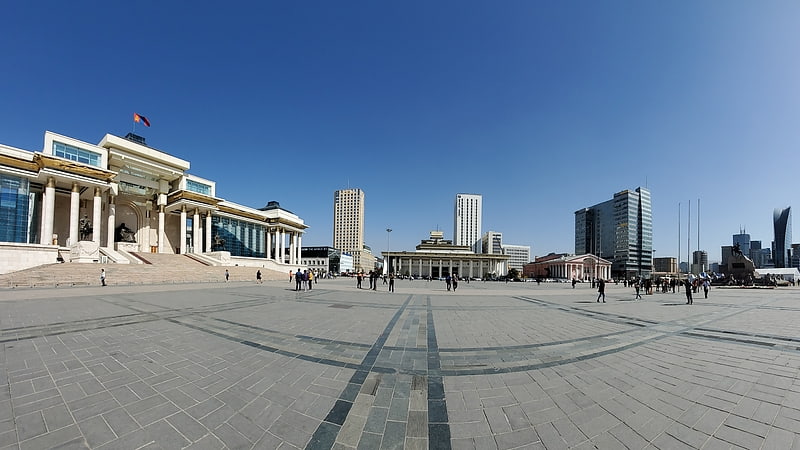 Zentraler Platz mit Denkmälern