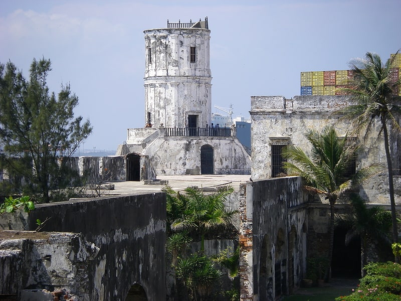 Fortaleza histórica en una isla