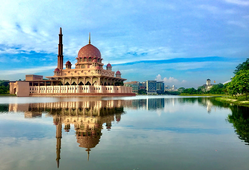 Große Moschee am Wasser mit einer rosa Kuppel