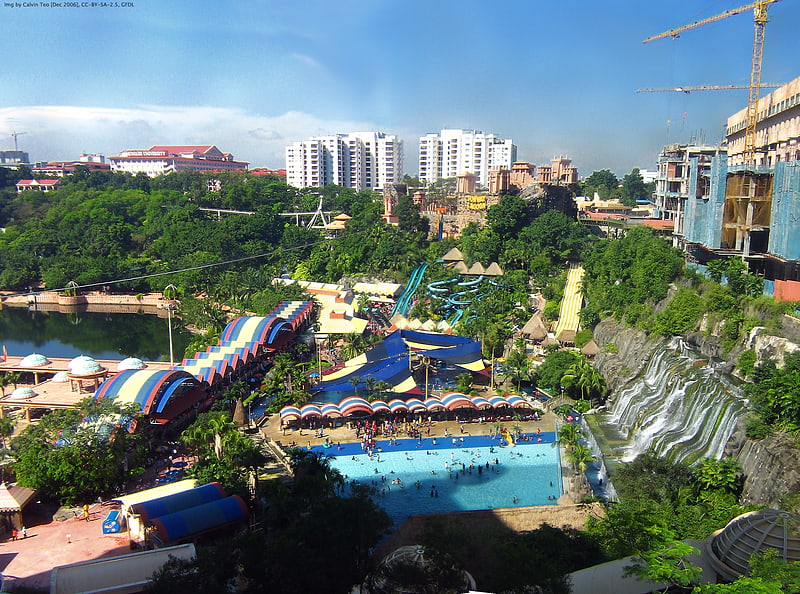 Großer Freizeitpark mit Fahrgeschäften und Wasserspielen