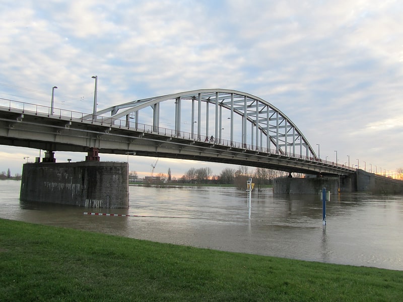 Most łukowy w Arnhem, Holandia