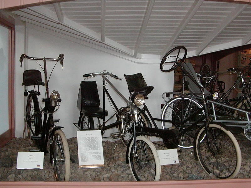 Jede Menge historische Fahrräder und Erinnerungsstücke