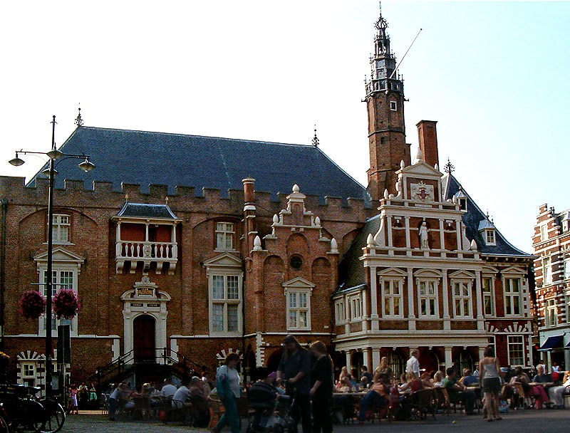 Mittelalterliches Rathaus mit reich verzierter Fassade