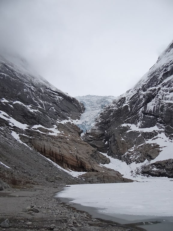 Se llega al glaciar a través de una pintoresca caminata