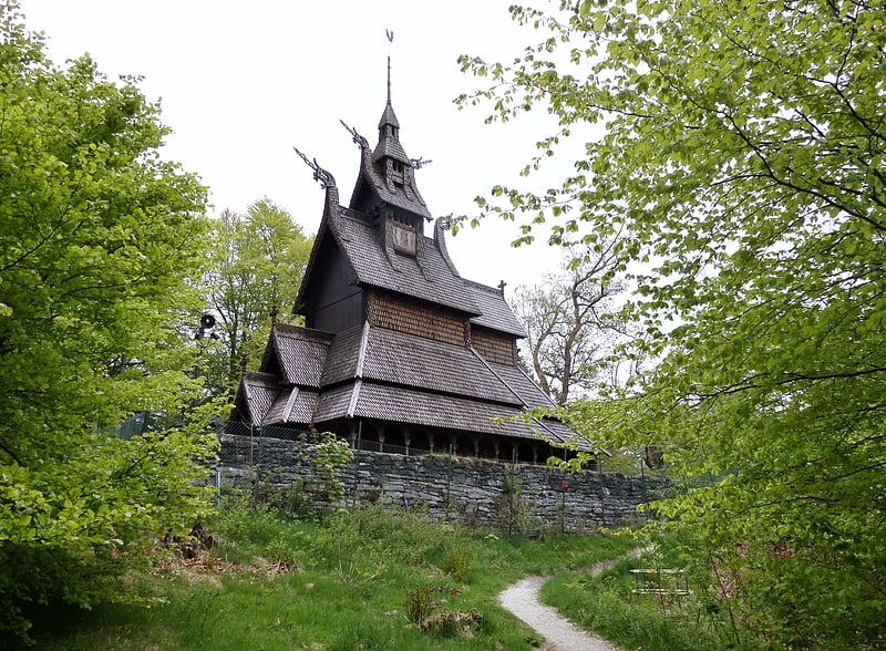 Verschnörkelte Holzkirche aus dem Jahr 1150