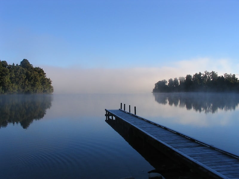 Lac pittoresque pour le kayak et l'observation des oiseaux