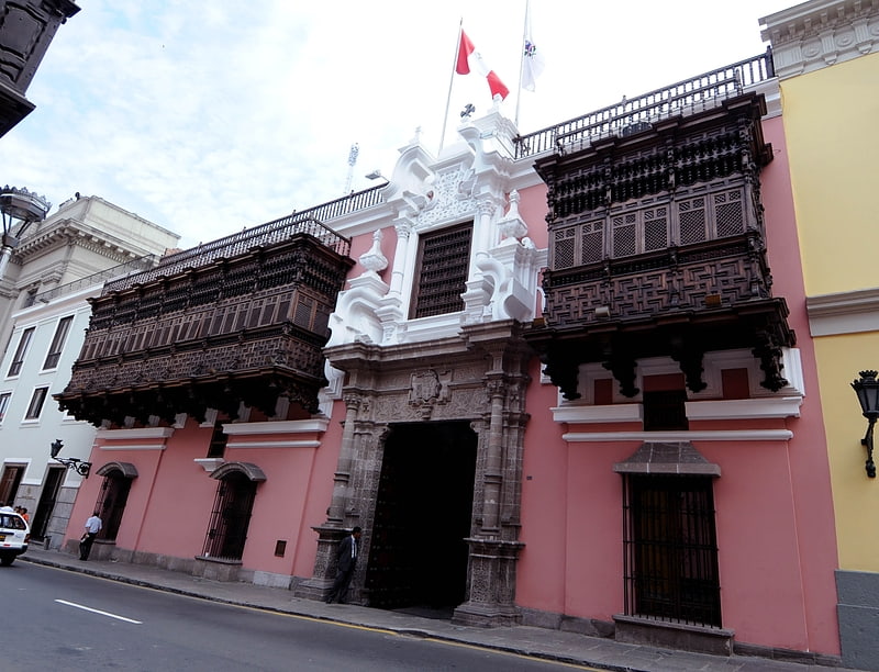 Regierungsgebäude in einem historischen Palast