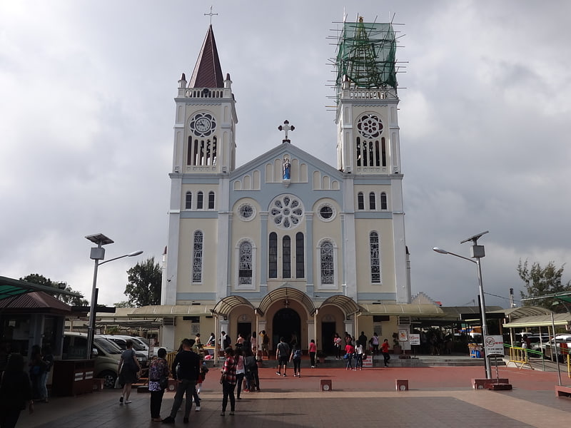 Église catholique rosée avec des tours jumelles