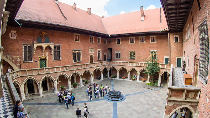 Universität aus dem 14. Jahrhundert mit einem Museum