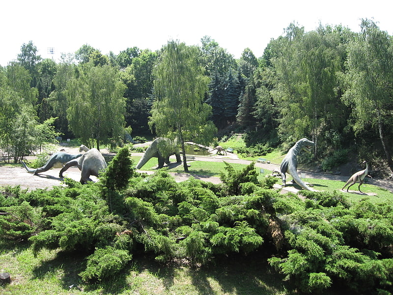 Gran zoológico con sección de valle de dinosaurios