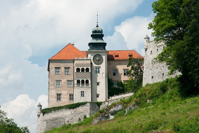 Castillo y museo del siglo XIV junto al acantilado