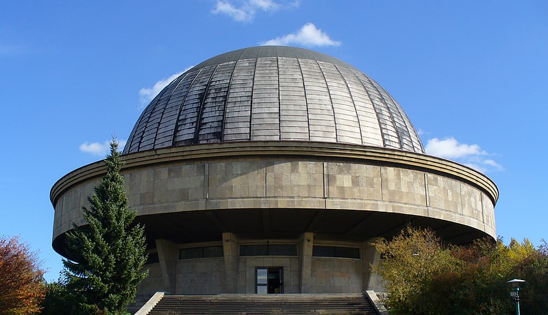 Planetario y observatorio con exposiciones