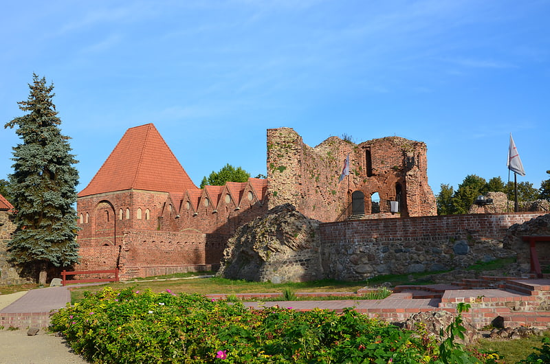 Burgruine mit mittelalterlichen Darstellungen